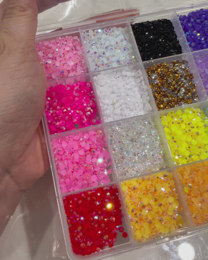 Estuche con diamantes de imitación multicolor